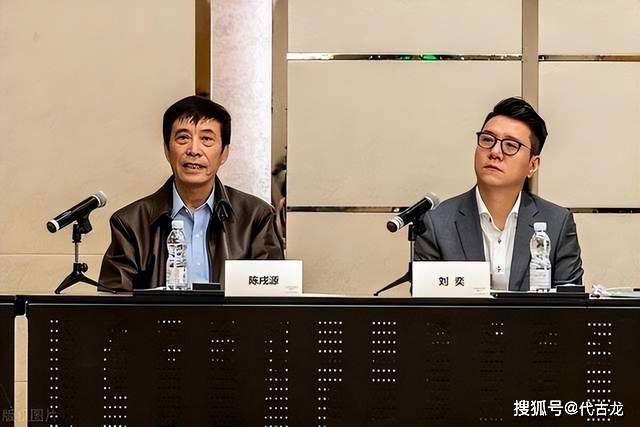 男女边摸边吃奶边做爰动漫