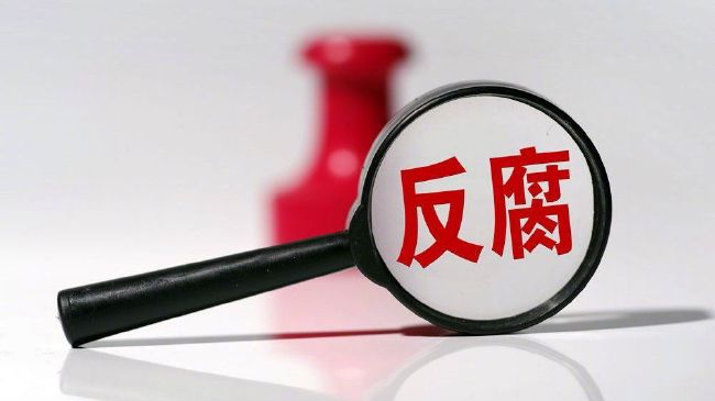 在ktv被两个男人吃奶